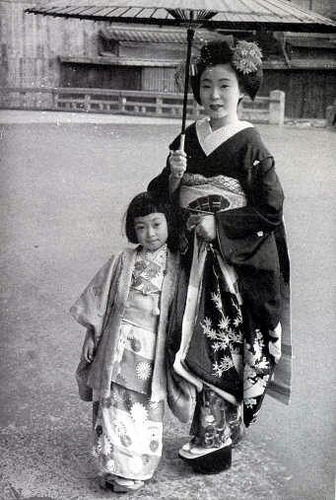 Maiko, and the young Mineko Iwasaki.
In Gion, 1956, age seven.