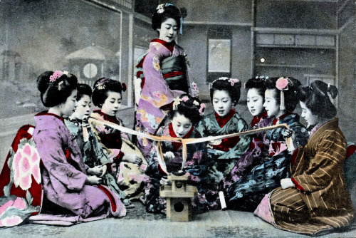 Konkon chiki was a popular New Year’s game in the Meiji period (1868 – 1912). The object of the game was to grab the cup of sake before your hand was caught by the slip knot.