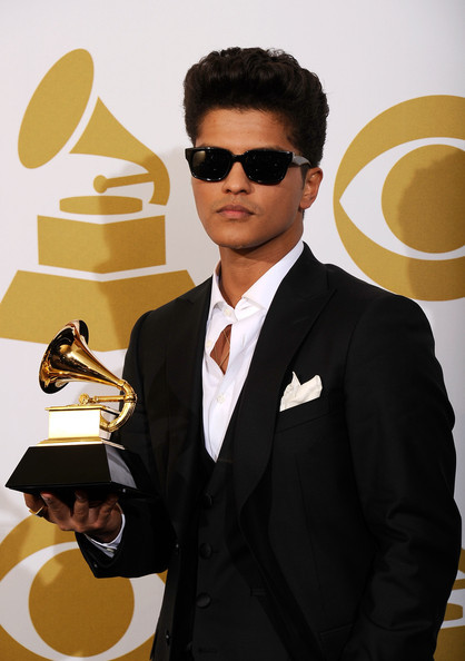 BRUNO MARS IS FREAKING HOT!