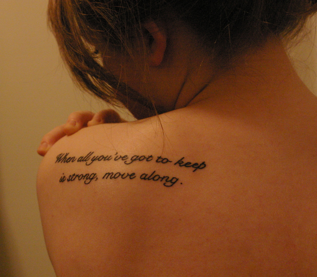 Татуировка фраза на плече