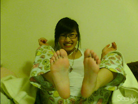 cheesed smile \\=D/ chinky eyes ^_^ yellow skin HAHA ever asian