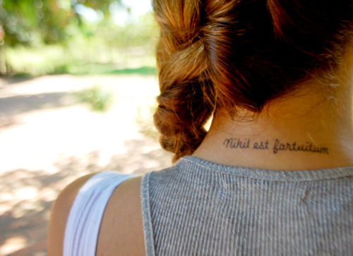 Тату надпись на шее для девушек с переводом фото эскизы