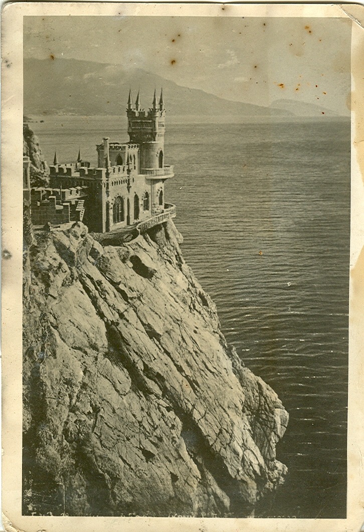 Swallow’s Nest, a Neo-Gothic châteaux fantastique near Yalta (Crimea, Ukraine).
1930s.