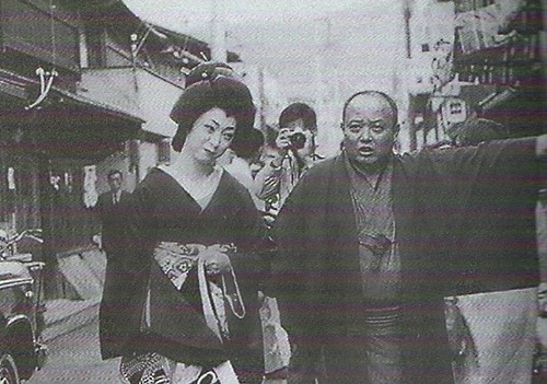Mineko Iwasaki and her assistant (otokoshi) Suehiroya.