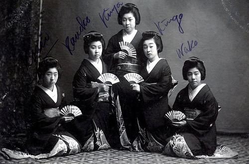 Five Named Geisha 1905 Ta pocztówka z około 1905 r. Ma imiona gejszy zapisane obok każdego wykonawcy ołówkiem.  Od lewej do prawej czytają: Kosei, Kaneko, Kinya, Kingo i Wako.