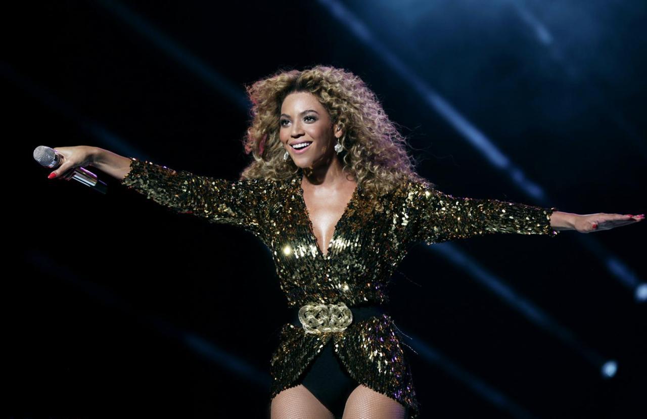 Beyoncé headlined Glastonbury Music Festival in Pilton, England26 June ...