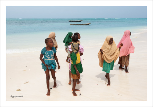 africanstories:Somalia girls at the beach