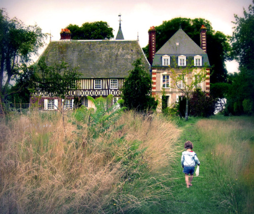 France Francia Francophile Europe Europa maison chalet house cottage girl childhood children dreamy grassy architecture Normandy lovely vertraunt landscape landschaft panoramic houses beautiful houses indie bohemian nature natura natureleza happy