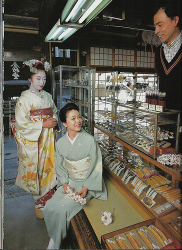 Maiko Kimiharu (retired) and her okasan, Mayo (Honjo okiya) at a kanzashi store.