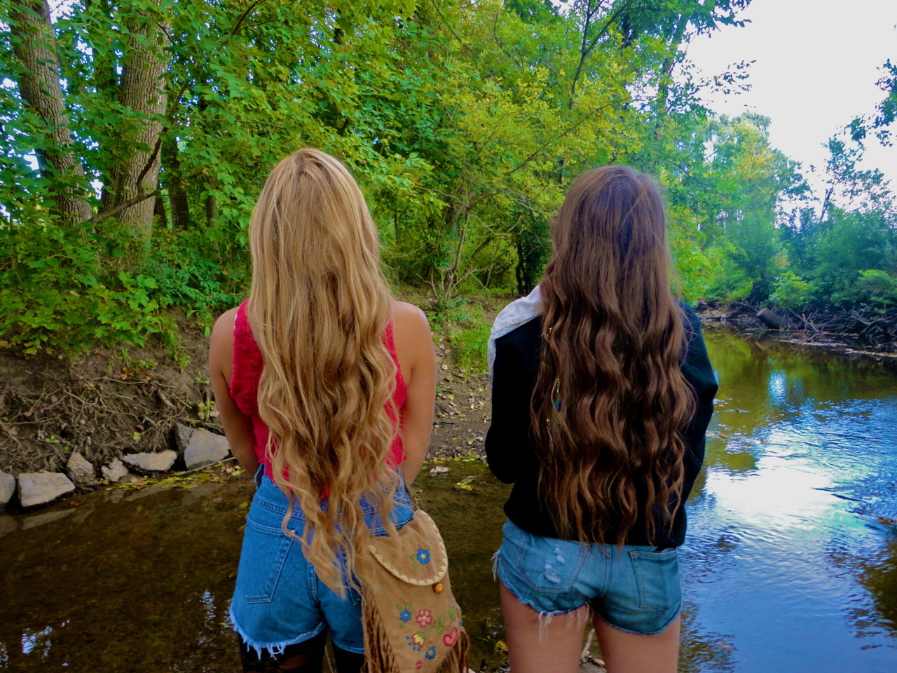 Две подружки с длинными волосами