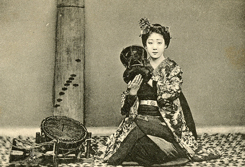 Maiko with two Tsuzumi an Ookawa and a Koto (1900)