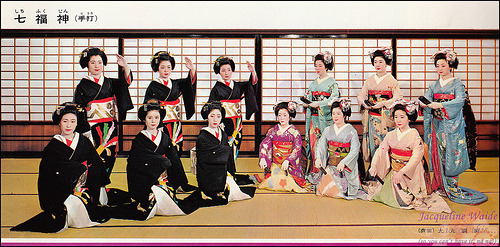 96th Miyako odori (1968)
Here you can see Mineko Iwasaki in her maiko stage, wearing a blue hikizuri (1st on the right)