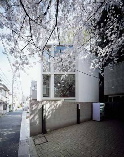 grimmeh:<br /><br />(via Dezeen » Blog Archive » 63.02° house by Schemata Architecture Office (with cherry blossom))<br />