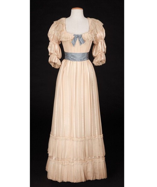 Too lovely not to share! A 1780s chemise style dress designed by Raoul Pene Du Bois and worn by Paulette Goddard as “Kitty” in the film Kitty, a broad take on Pygmalion.