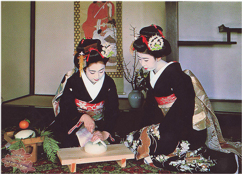 Vintage maiko new year postcards (Maiko on the left: Mineko Iwasaki)
