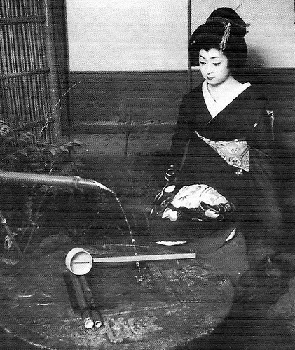 Mineko Iwasaki in the garden of a ochaya