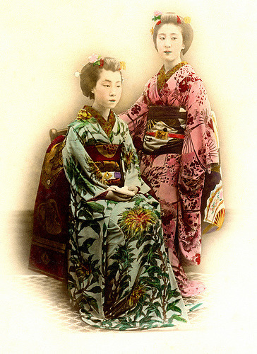 Sasabeni - Red and Green Lip Rouge (1880)
“ “At the end of the 18th century, sasabeni, an iridescent greenish rouge, applied mainly to the lower lip, became the vogue and continued to the 19th century.” - the Kodansha Encyclopedia of Japan.
Sasabeni...