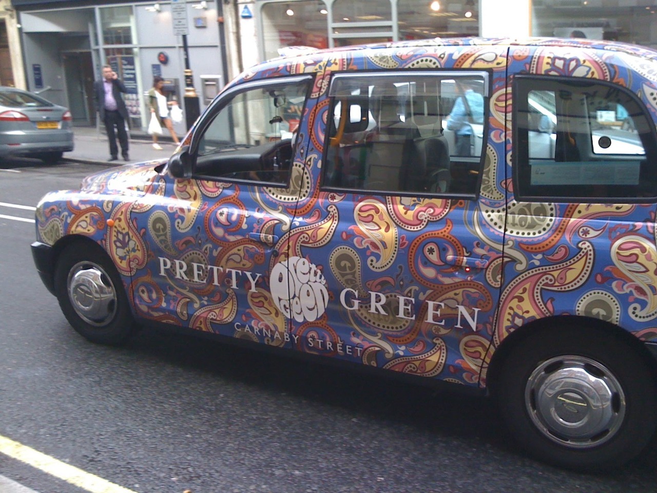 Il taxy della Pretty Green a carnaby Street, stile e "mobilità" anni 60