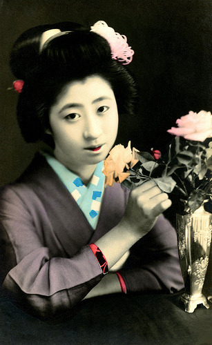 Geiko Momotaro with a Vase of Roses (1920)