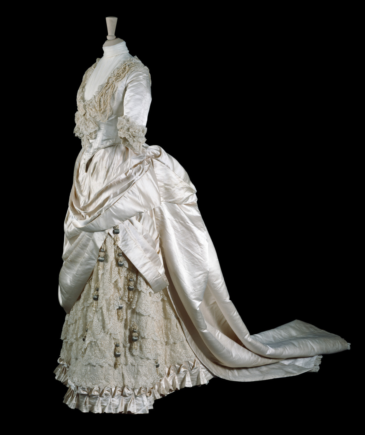 Victorian Era Fan Guide A Wedding Dress From 1885 Queen
