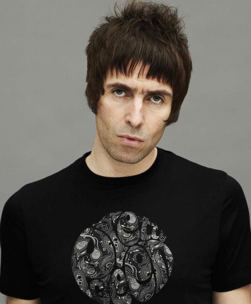 Liam Gallagher con la t-shirt nera della Pretty Green