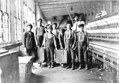 Liberalización
Hace casi 200 años, el Parlamento Inglés aprobó la primera ley laboral en el sentido moderno. La Cotton Factory Regulation Act prohibía la contratación de niños como trabajadores en las fábricas textiles. Pero eso sí, no se consideraba...