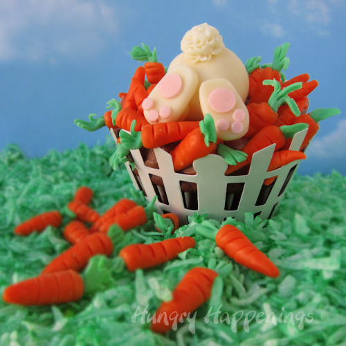 gastrogirl:adorably ravenous rabbit cupcake.