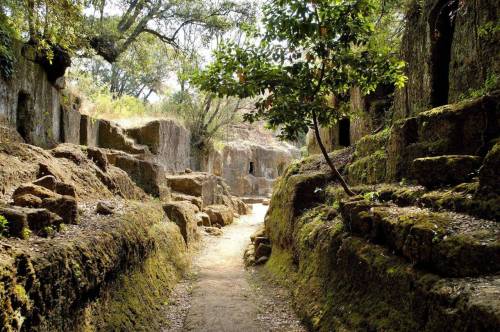 mappae-mundi:Via degli Inferi (Cerveteri)La Via degli Inferi...