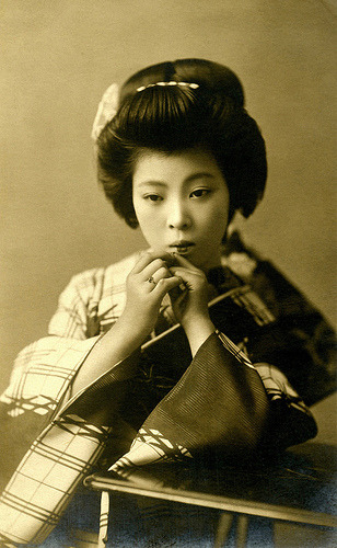 Ichiyuu (1912) „Wygląda jak Hangyoku (Młoda Gejsza) z jednego z regionalnych regionów Japonii, być może Niigata.” (Źródło)