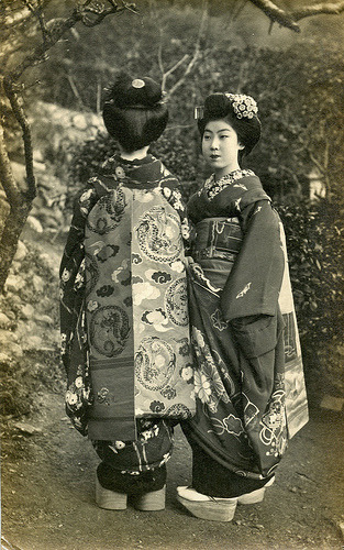 Darari Obi of Nishijin Silk (1917)
“The Obi of a Maiko (Apprentice Geisha) from Kyoto is usually made of Nishijin silk, which is regarded as the best in Japan, first woven for members of the Imperial Court at the beginning of the Heian period...