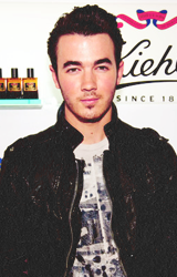 sprinqdaypjm:9 random pictures of Kevin Jonas wearing leather...