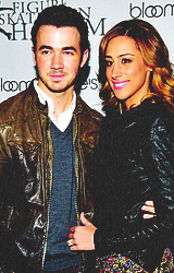 sprinqdaypjm:9 random pictures of Kevin Jonas wearing leather...