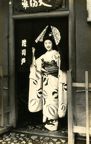 Maiko Hisagiku in a Doorway (1939)
“ “Hisagiku standing in the doorway of an Ochaya (Tea-house).”(source)
”