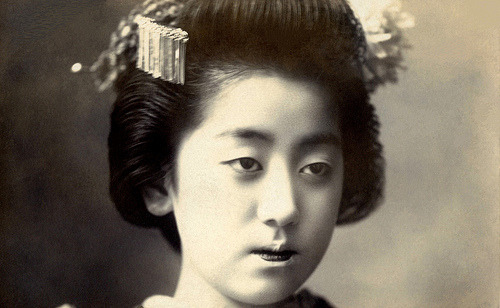 Close-up of Osaka Maiko (1910)