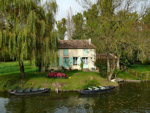 ysvoice:| ♕ |  Bateaux et maison à Arçais - Marais, France  |...