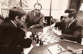 Ajedrez y música.
Cuenta Frank Brady, en la absolutamente fascinante biografía Endgame, que a Bobby Fischer le llevaron, siendo muy joven, a un burdel. Salió el genio de aquel establecimiento al cabo de aproximadamente una hora. Y se limitó a...