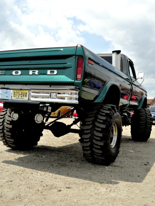 liftedtrucks:My other blog: www.cuntrycuties.tumblr.com Please...