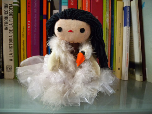 art artesanías björk books cisne crafts doll dress fabrics famoso famous iceland illustration ilustración islandia ismael villafranco juguetes librero mexican mexico muñeca plumas tela toys vestido