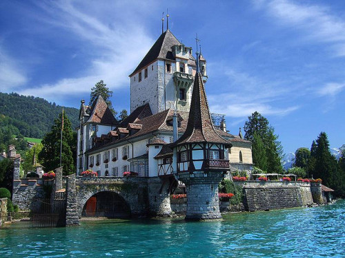 Castle in Spiez on the shores of Lake Thun near... - It's a beautiful world