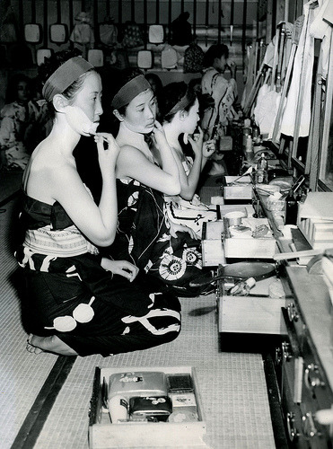 School for Geishas - Osaka 1952 „„ Zdjęcie prasowe z 11 grudnia 1952 r., Z załączonym komunikatem prasowym: „Inside School for Geishas - Dziewczyny uczące się gejszy w szkole w Osace nakładają ciężki makijaż, ponieważ nauczyć się ...