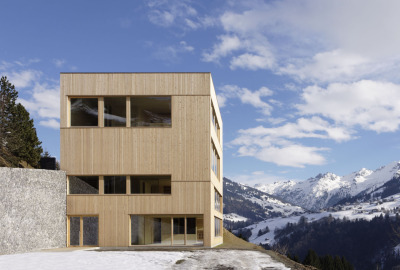 subtilitas:<br /><br />Cukrowicz Nachbaur - Sankt Gerold community center, St. Gerold 2008. Notice the ceiling light details in the bottom picture. More on the energy performance of this passivhaus certified building on Brute Force.<br />