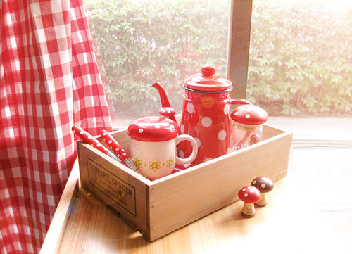 bearandberry:Tea/coffee and miscellany set via Kekenet.