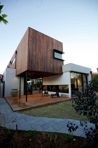 aros:<br /><br />New House At Milton St Elwood Victoria / Jost Architects<br />