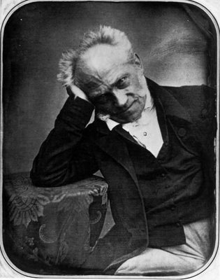 Compensación.
Es impresionante lo que Schopenhauer escribía sobre el patriotismo: “Cualquier miserable idiota que no tiene nada por lo que sentirse orgulloso, adopta como último recurso el orgullo por la nación a la que pertenece: estará dispuesto y...