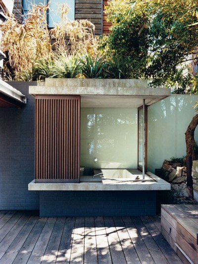 aros:<br /><br />outdoor bathroom<br />