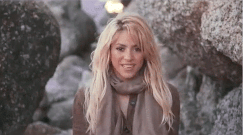 Shakira mandando beijo