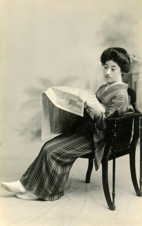 Geiko Tomigiku reading a Newspaper (1921)