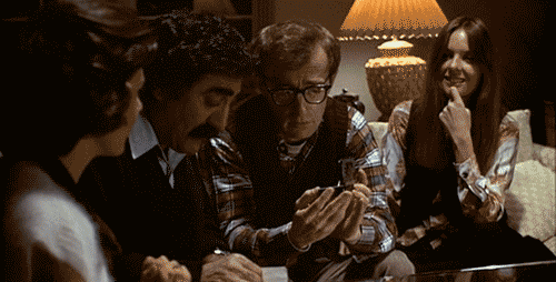 En esta escena de âAnnie Hallâ (1977) iban a tomar cocaÃna y el personaje de Woody Allen estornuda⦠es muy gracioso y lo mejor es que no estaba en el guión, paso durante los ensayos y quedo en la pelÃcula.
celluloidshadows:
â Click the pic to watch...