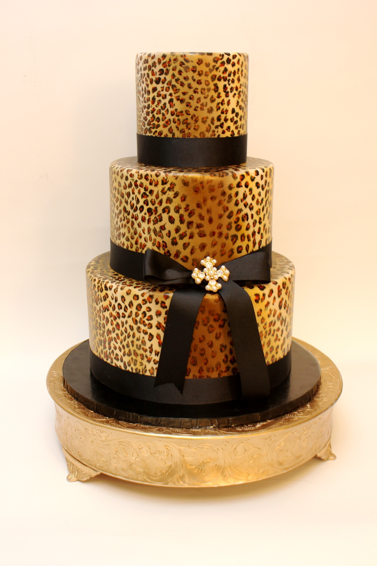 domestic-arts-custom-cakes-leopard-wedding-cake-for-brooke-matt-more