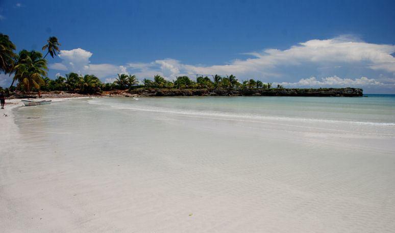 ti fanm kreyòl — Ozana Beach, Saint Jean du Sud, Haiti